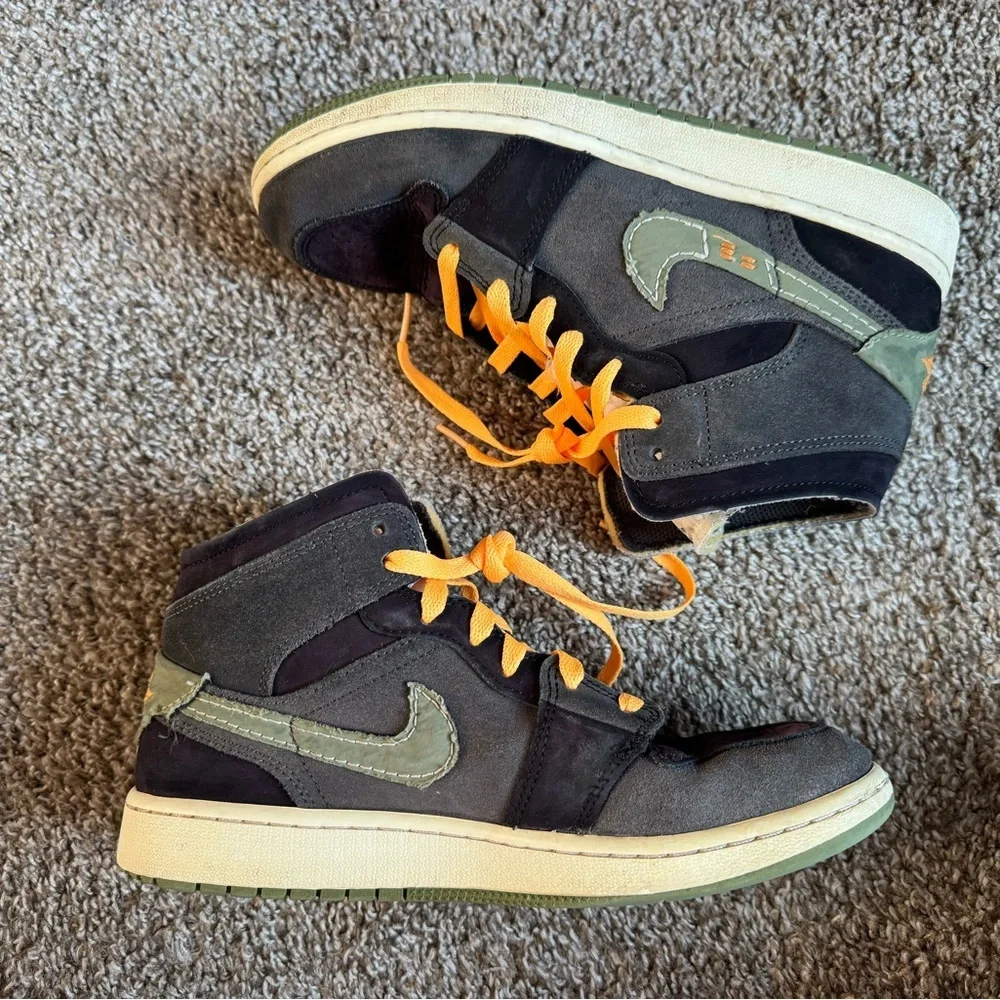 Air Jordan 1 Mid SE Craft Anthracite